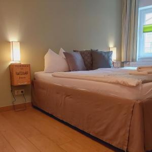 施塔特韦伦Bed and Breakfast Wehlen的一张大床,位于带两盏灯的房间