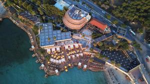 切什梅Maja Luxury Resort Hotel的水上度假村的顶部景观