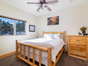 奥德维尔Escape to Tranquility: Amazing Cabin Near Zion的一间卧室配有一张木床和吊扇
