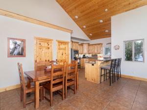 奥德维尔Escape to Tranquility: Amazing Cabin Near Zion的厨房以及带木桌和椅子的用餐室。