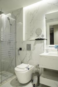 麦地那فندق راسيا المدينة المنورة的浴室配有卫生间、淋浴和盥洗盆。