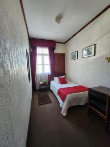 蓬塔阿雷纳斯默库里奥酒店的酒店客房设有床和窗户。