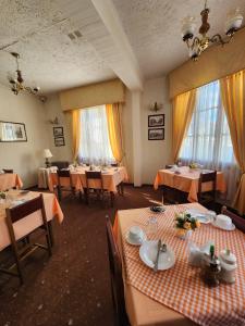 蓬塔阿雷纳斯默库里奥酒店的用餐室设有桌椅和窗户。