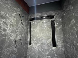ChachagüíAlex Country House的一间带镜子和淋浴的浴室