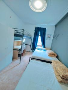 阿尔泽特河畔埃施The ARK Eco Homestay的一间卧室设有两张双层床和一扇窗户。