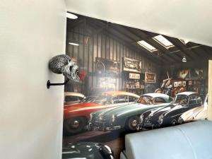 埃皮纳勒Le Garage de Cuba的墙上绘有汽车的房间