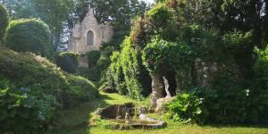 圣萨万LE POINT DU JOUR的花园中一条小溪的教堂