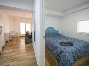 昆卡Los Carros的一间卧室配有一张带蓝色床罩的床