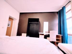 阿尔泽特河畔埃施The ARK Eco Homestay的一间卧室设有一张床和黑色的墙壁