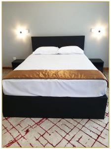 SerukeleOrange Guest Homes & Banquet Hall的一间卧室配有一张带棕色毯子的大床
