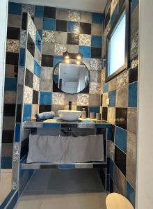维琪奥港Chambres d’hôtes Casarena的一间带水槽和镜子的浴室