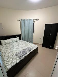 迪拜Palm Inn Hostel的一间卧室设有一张床和一个窗口