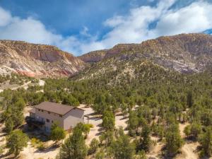 奥德维尔Red Hollow Ranch- Pet Friendly, Walking distance to Slot Canyon, Private的享有山景的房屋的空中景致