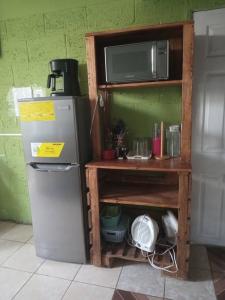 克萨尔特南戈Apartamento Orquídea的厨房配有冰箱和微波炉。