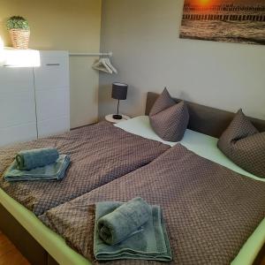 卡尔斯哈根Theunis Ferienwohnung的一间卧室配有带毛巾的床