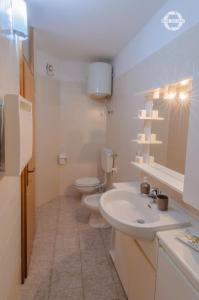 滕诺SleepinGarda的白色浴室设有2个卫生间和水槽