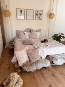 莫斯特Apartmány Zahražany的一间卧室配有两张带白色床单和枕头的床。