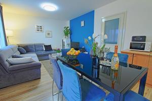 SinacHoliday Home Sinac的蓝色的客厅配有桌子和蓝色的椅子