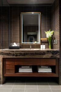 奥克兰InterContinental Auckland, an IHG Hotel的一间带水槽和镜子的浴室