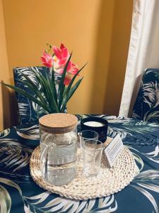 里加Unique Mailo cottage的花瓶上的桌子