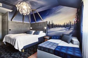 罗瓦涅米罗凡涅米苏可酒店的一间卧室设有两张床,墙上挂着一幅画