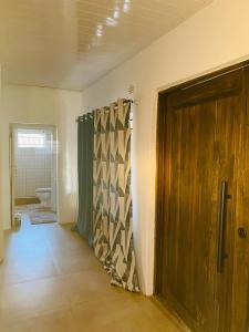 利文斯顿Avery's Perch的带淋浴的浴室和木门。
