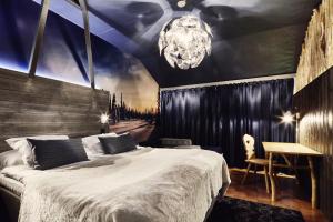 罗瓦涅米罗凡涅米苏可酒店的一间卧室配有一张大床和一个吊灯。