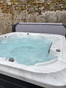 卡尔迪科特Medieval Manor的大型的蓝色热水浴池