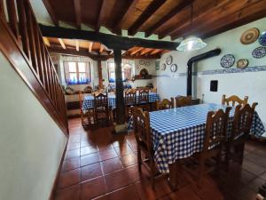 皮苏埃加河畔塞尔韦拉Casa Simón的一间配备有蓝白色桌椅的用餐室
