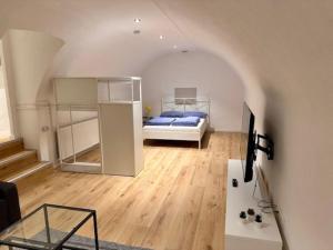 海尔布隆Especially souterrain apartment的一间设有床铺和书桌的房间