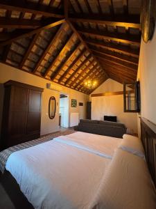 麦地那西多尼亚Posada Alegria的卧室配有一张白色大床