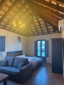 麦地那西多尼亚Posada Alegria的客厅配有沙发和1张床