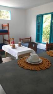 阿尤鲁奥卡Casa do Bosque的地毯上带桌子和盘子的房间