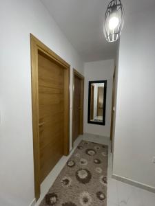 斯特鲁米察Diamond Apartment的走廊上设有木门和地毯