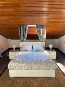 乌迪亚莱斯堡JMCA的一间卧室设有一张木天花板床。