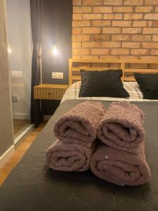 华沙Chillout Loft Apartment AL20的一间卧室配有带毛巾的床