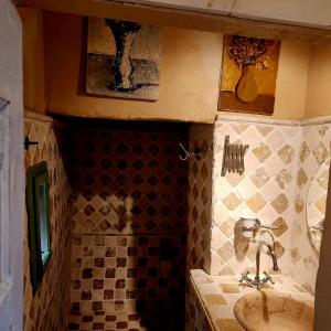 MarlianaLa casa degli artisti的一间带水槽和瓷砖墙的浴室