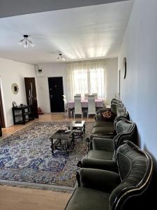 BraduCăsuța de la țară的客厅配有沙发和桌子