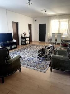 BraduCăsuța de la țară的带沙发和地毯的客厅