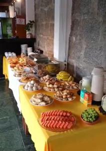 瓜拉雷马Hotel Beira Rio Guararema的一张长桌,上面放着许多盘子的食物
