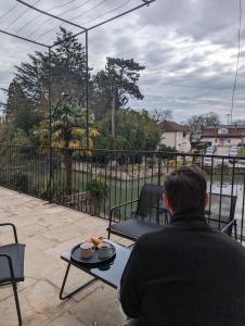 多勒Terrasse vue imprenable canal的坐在餐桌上吃一盘食物的人