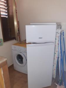 MilenaLa casa di Lina的客房内的白色冰箱和洗衣机