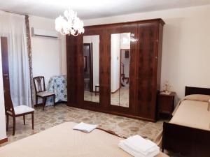 MilenaLa casa di Lina的一间卧室配有一张床和一面大镜子