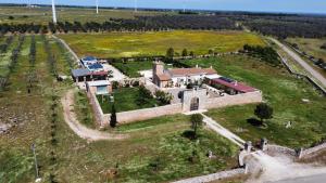 苏尔博Masseria Santu Lasi的田野上大房子的空中景观