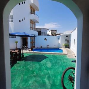 帕拉卡斯El Capricho II Paracas的享有别墅游泳池的景色