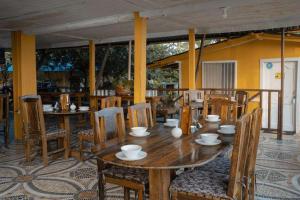 El ValleHotel Kipara el Valle的一间带木桌和椅子的用餐室