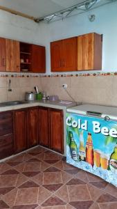 帕拉卡斯El Capricho II Paracas的厨房在柜台上设有冰啤酒标志