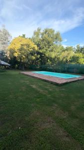 SaladilloA CAZON QUITADO的院子里的一个空游泳池