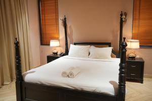果阿旧城La Ritz beach luxury hotel的一间卧室配有一张床,上面有两条毛巾