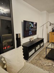 伦敦CENTRAL London Luxury APP的一间带电视和壁炉的客厅